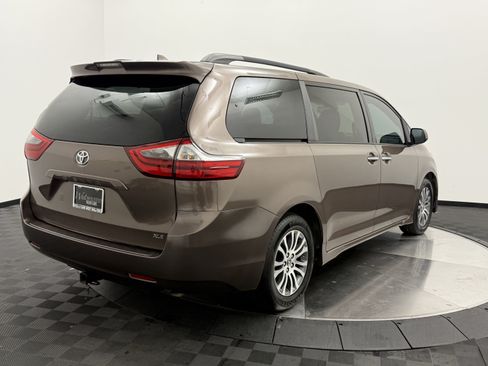 Used 2020 Toyota Sienna XLE FWD image 7