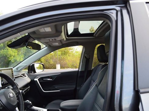 Used 2022 Toyota RAV4 XLE Premium image 15