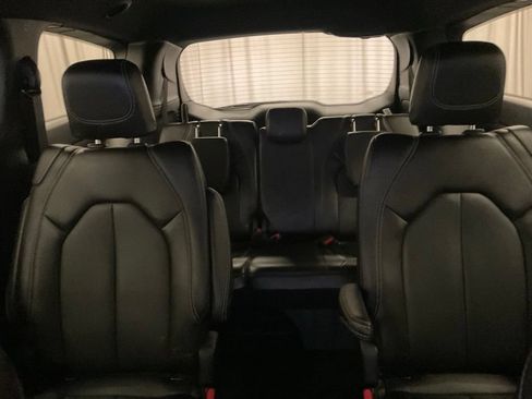 Used 2023 Chrysler Pacifica Touring-L w/ S Appearance Package FWD image 18