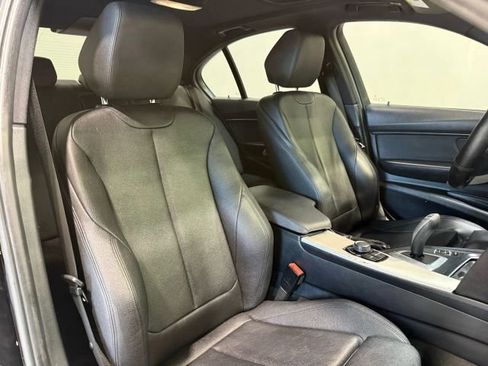 Used 2018 BMW 320i Sedan w/ Sport Package image 25