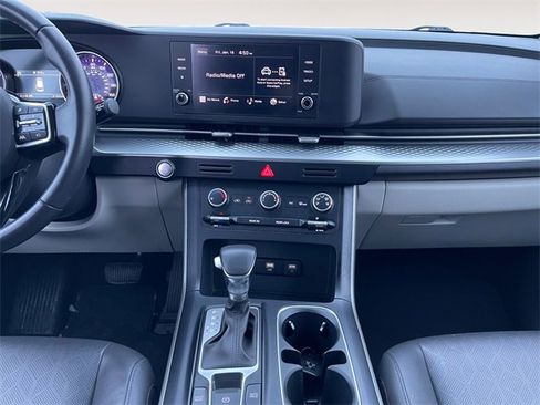 Used 2024 Kia Carnival LX image 11