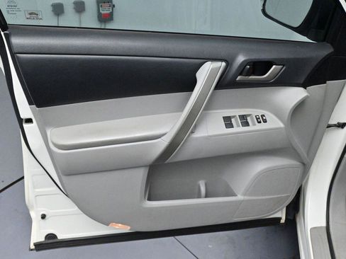 Used 2012 Toyota Highlander SE w/ Tow Pkg FWD image 9