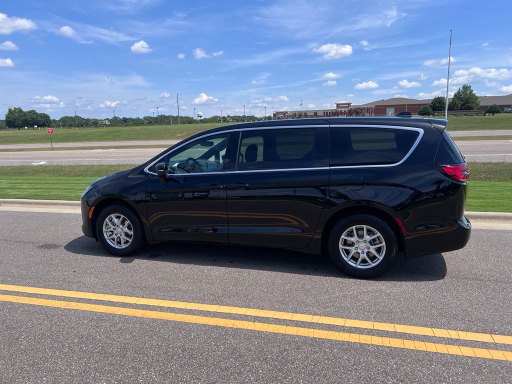 New 2027 Chrysler Pacifica Select w/ Family Tech Group FWD image 8