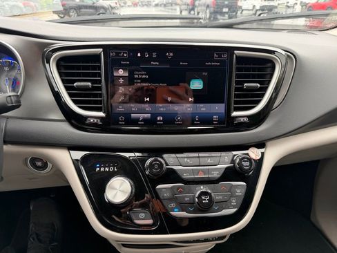 Used 2023 Chrysler Pacifica Touring-L FWD image 13