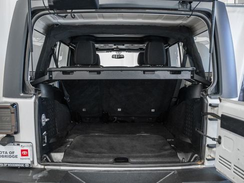 Used 2015 Jeep Wrangler Unlimited Rubicon w/ Connectivity Group image 8