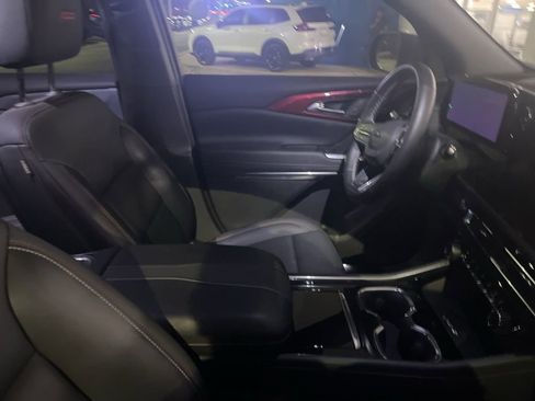 Used 2025 Chevrolet Traverse Z71 image 9