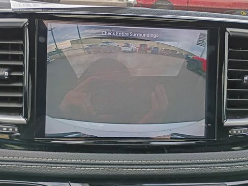 Used 2025 Chrysler Pacifica Limited image 19