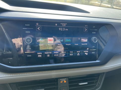 Certified 2024 Volkswagen Taos SE w/ Panoramic Sunroof Package image 22