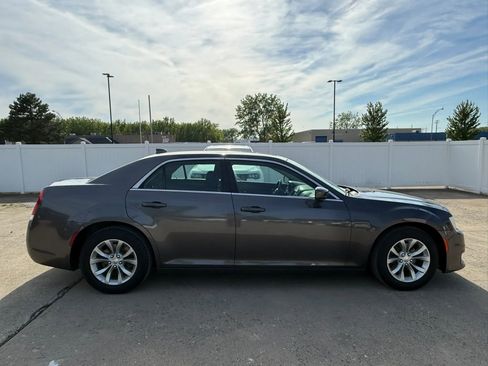 Used 2019 Chrysler 300 Touring RWD image 16