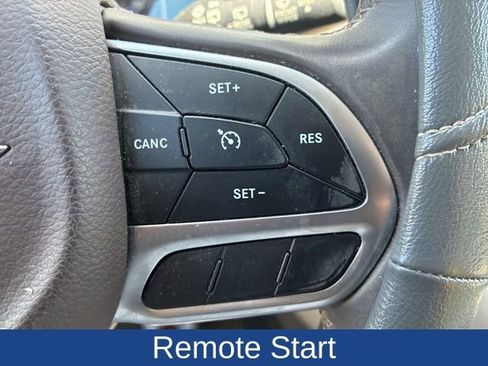 Used 2017 Chrysler Pacifica Touring-L FWD image 15
