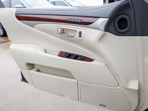 Used 2013 Lexus LS 460 image 24