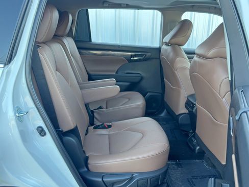 Used 2025 Toyota Highlander Limited image 44