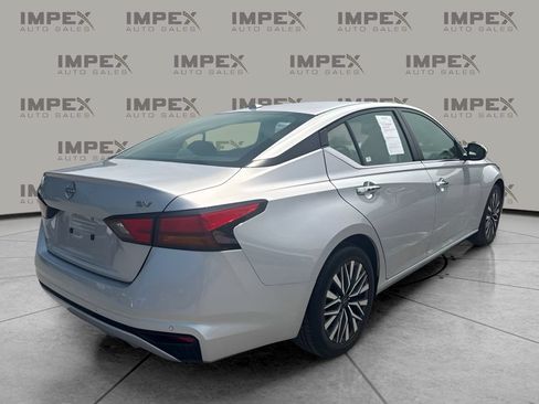 Used 2024 Nissan Altima 2.5 SV FWD image 3