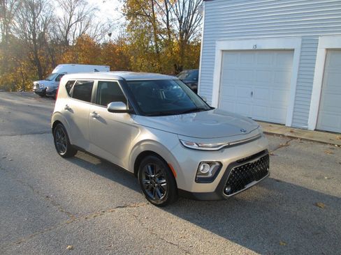 Used 2020 Kia Soul EX image 2