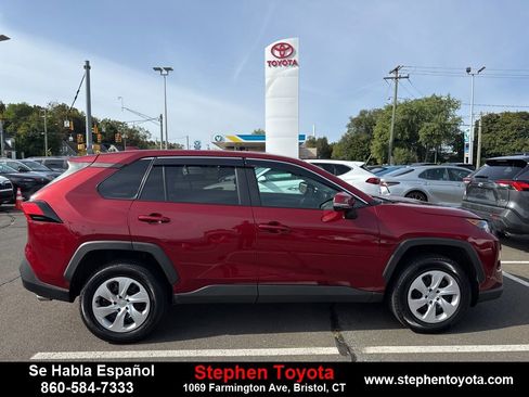 Used 2022 Toyota RAV4 LE image 10