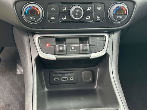 Used 2023 GMC Terrain SLT image 24