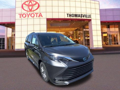New 2025 Toyota Sienna XLE image 3