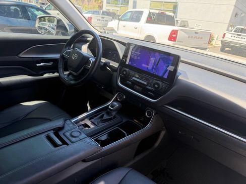 Used 2024 Toyota Grand Highlander AWD image 17
