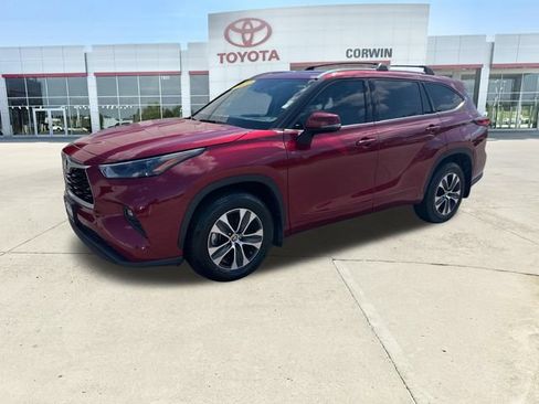 Used 2022 Toyota Highlander XLE AWD/4WD image 7