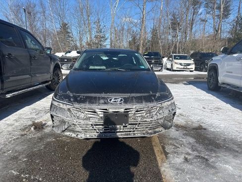 Used 2025 Hyundai Elantra Limited image 2