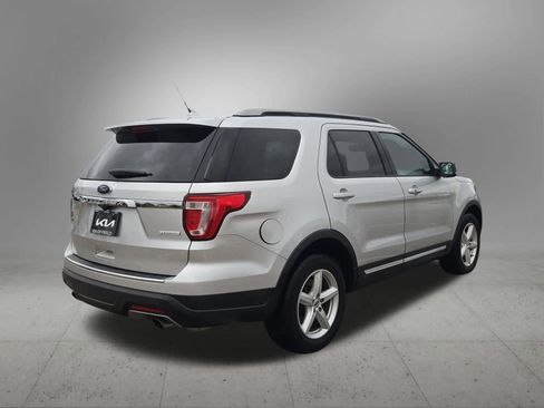 Used 2018 Ford Explorer XLT w/ Equipment Group 202A image 6