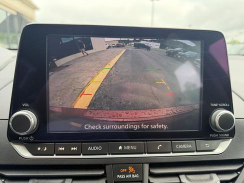 Used 2024 Nissan Altima 2.5 SV FWD image 14