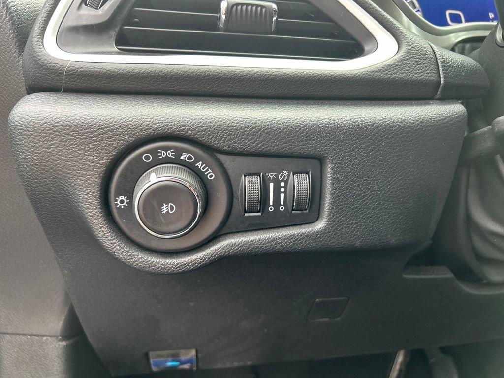 Used 2025 Chrysler Pacifica Select FWD image 20