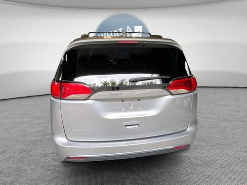 Used 2020 Chrysler Pacifica Touring-L FWD image 5