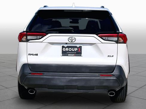 Used 2021 Toyota RAV4 XLE Premium FWD image 5