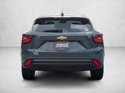 Used 2025 Chevrolet Trax LS w/ LS Convenience Package image 6