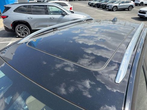 Used 2024 Chevrolet Equinox Premier AWD/4WD image 9