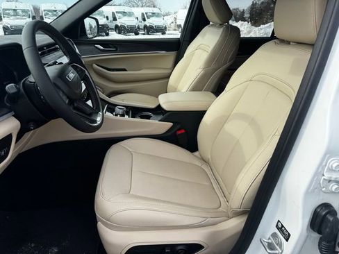 New 2026 Jeep Grand Cherokee Limited w/ Luxury Tech Group II image 23