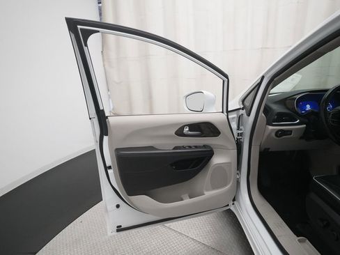 Used 2022 Chrysler Pacifica Limited FWD image 29