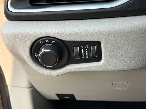 Used 2017 Chrysler Pacifica LX w/ Tire & Wheel Group FWD image 19