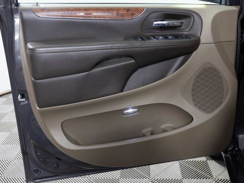 Used 2016 Chrysler Town & Country Touring-L w/ Driver Convenience Group image 38