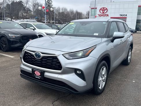 Used 2023 Toyota Highlander LE image 3