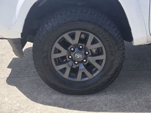 Used 2022 Toyota Tacoma SR5 RWD image 8