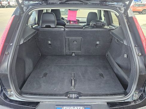 Used 2021 Volvo XC40 T5 Momentum w/ Premium Package image 9