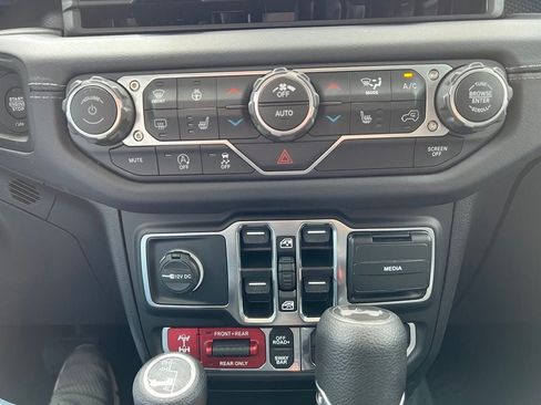 Used 2025 Jeep Wrangler Unlimited Rubicon w/ Convenience Group AWD/4WD image 15
