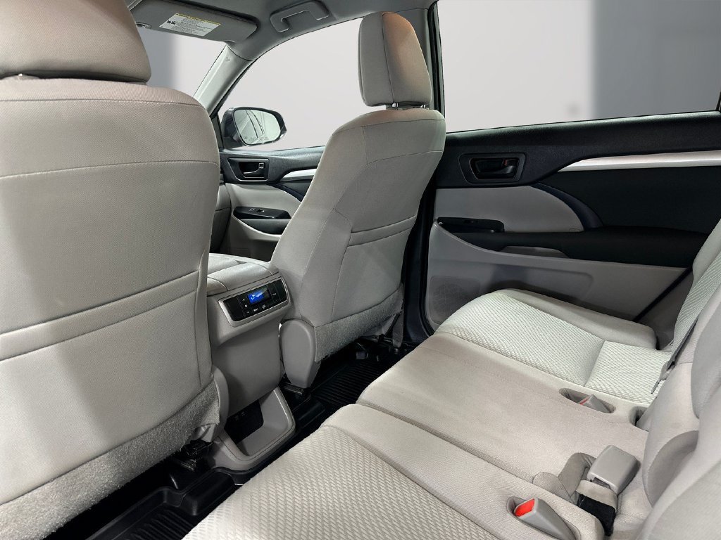 Used 2017 Toyota Highlander LE FWD image 15