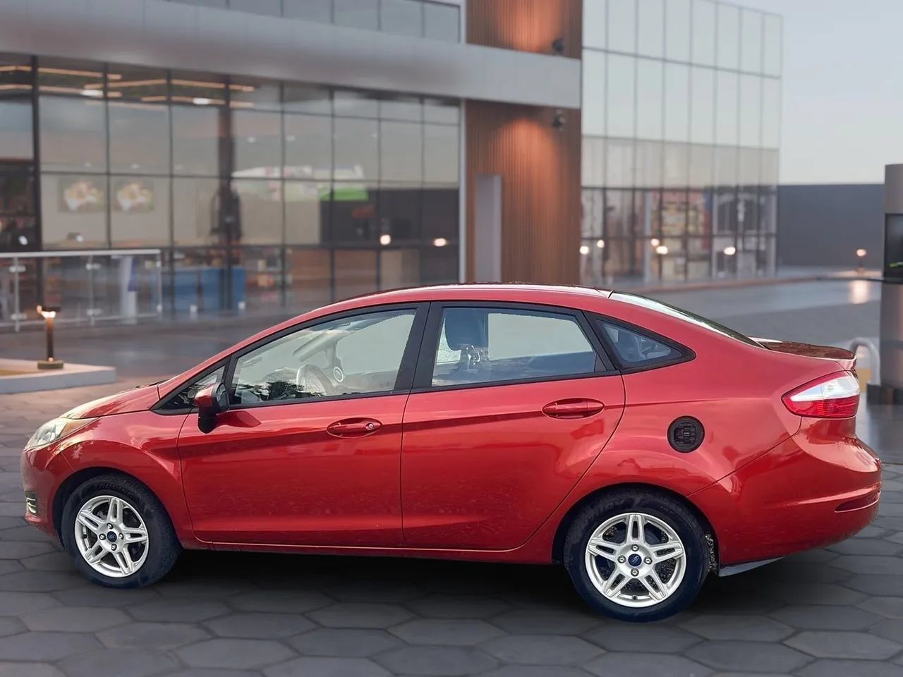 Used 2018 Ford Fiesta SE FWD image 4