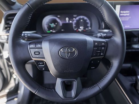 Used 2023 Toyota Crown Limited image 12