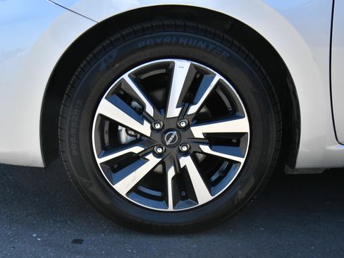 Used 2025 Nissan Versa SV FWD image 12