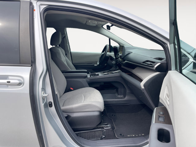 Used 2024 Toyota Sienna LE AWD/4WD image 15
