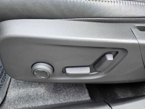 Used 2025 Volvo XC40 B5 Core image 25