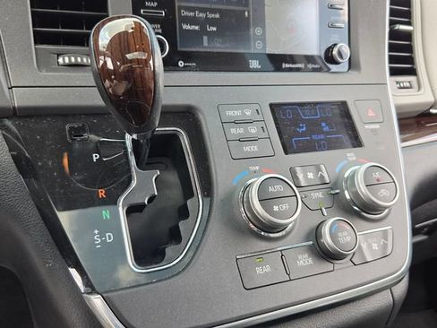 Used 2019 Toyota Sienna Limited Premium FWD image 22