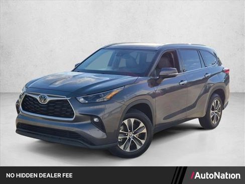 Used 2022 Toyota Highlander XLE FWD image 1