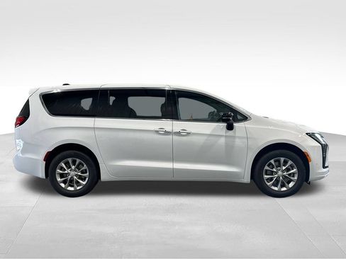 New 2027 Chrysler Pacifica Select AWD/4WD image 8
