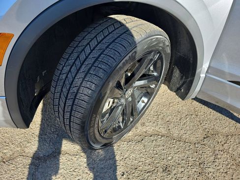 Used 2023 Volkswagen Tiguan SE R-Line image 41