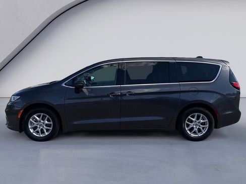 Used 2023 Chrysler Pacifica Touring-L FWD image 2